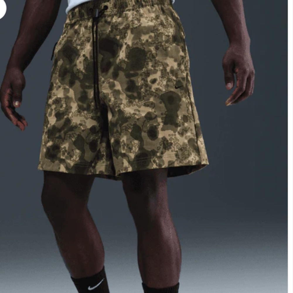 Camouflage Men's Nike tech Woven shorts neutral Olive size (L)
